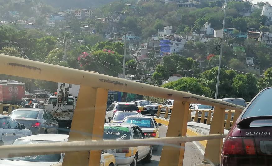 Tráfico vehicular lento del tramo de la "Y" hacia la Garita por trabajos de reencarpetamiento asfáltico. Tome sus precauciones si transitan por esta vía. 